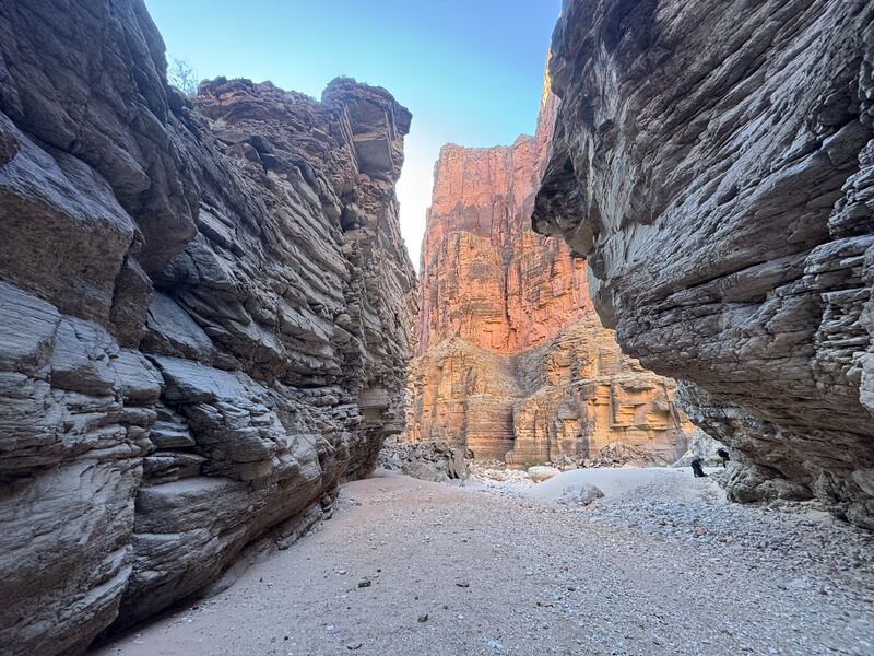 File:Matkatamiba Mauv Narrows ledge.jpg
