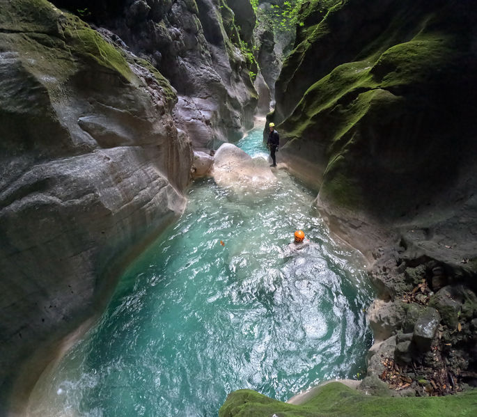File:Barahuco Canyon poolswim.jpg