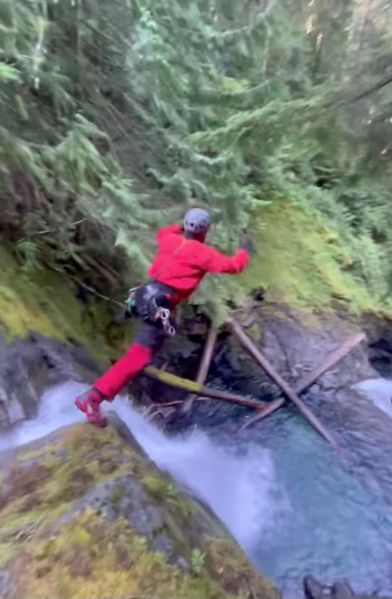 File:Hidden Canyon (North Cascades) HiddenOptionalJump.jpg