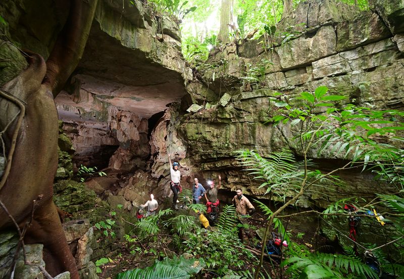 File:Cueva del Rio La Venta sumidero2.jpg