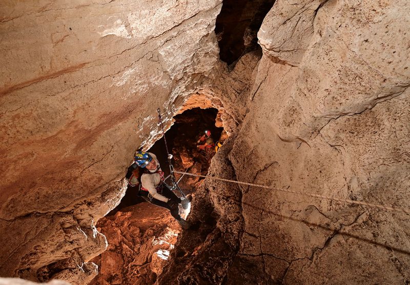 File:Cueva del Rio La Venta rappel.jpg