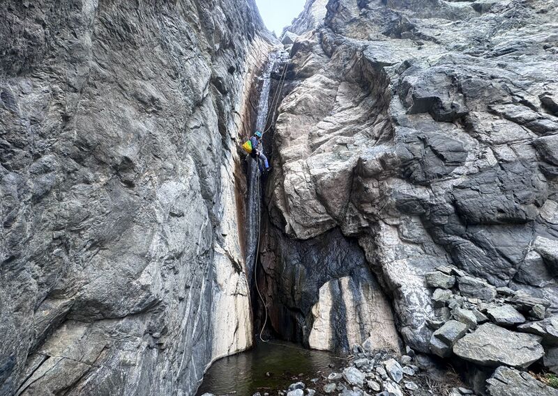 File:Willow Creek Canyon rappelwillow.jpg