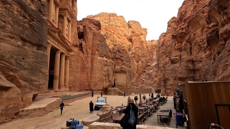 File:Al-Siq (Petra) cafe.jpg