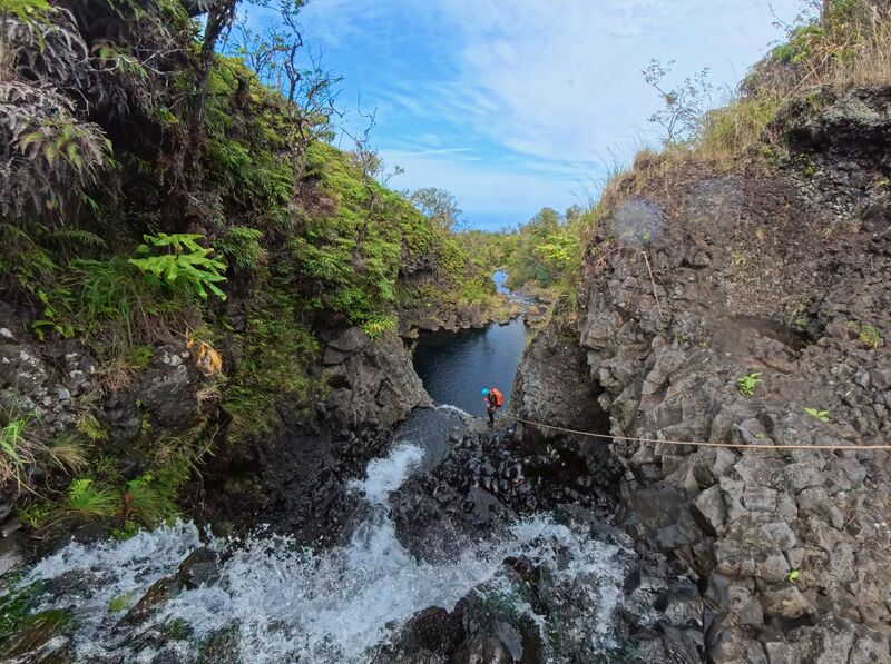 File:Emerald Canyon nicerappel.jpg