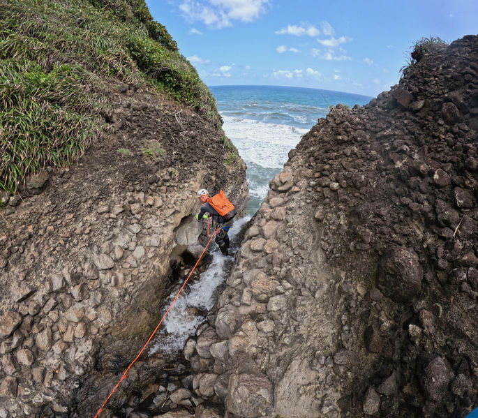 File:Cascade Cyrique rappelling.jpg