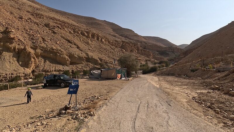 File:Ghuweir parking.jpg