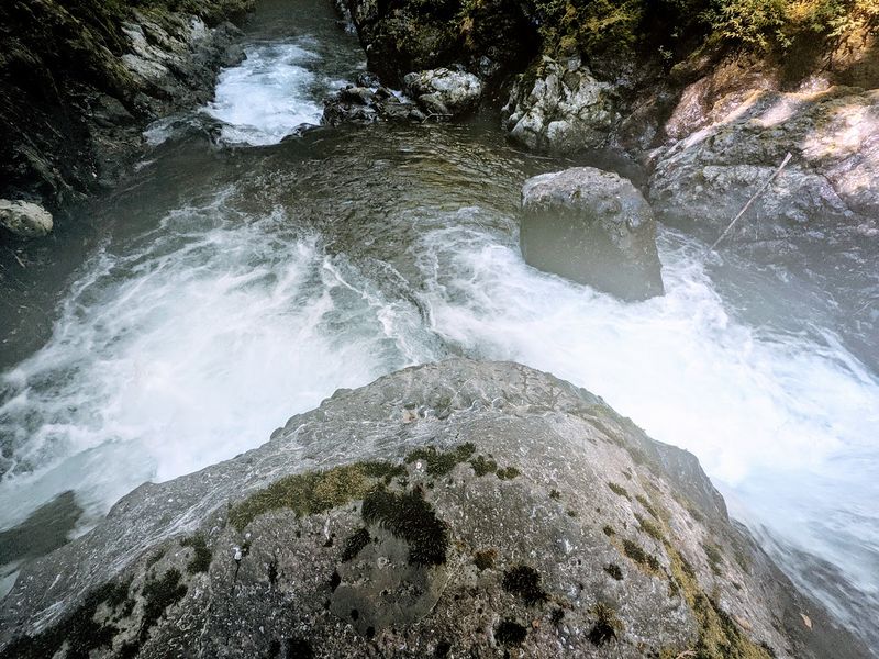 File:Fools Canyon (Olympic Peninsula) split stream.jpg