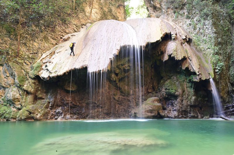 File:Arroyo Blanco Canyon rappel1.jpg