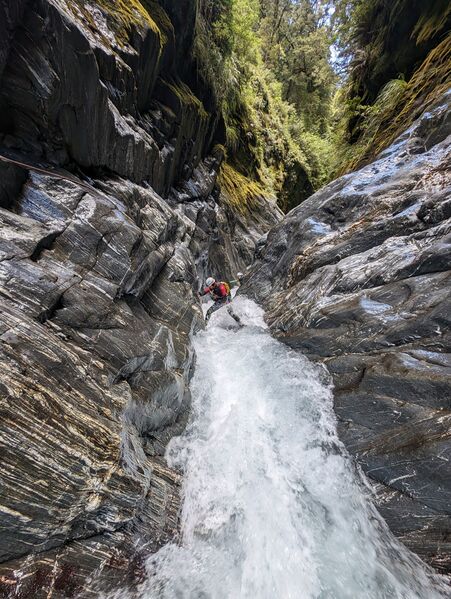 File:Fish River (Haast Pass) chute-1-R0.jpg