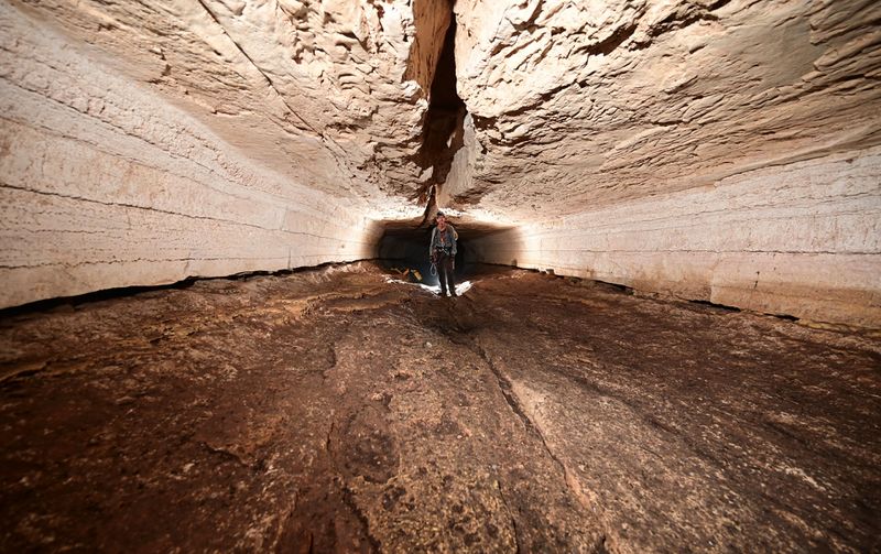 File:Cueva del Rio La Venta suenablanco.jpg