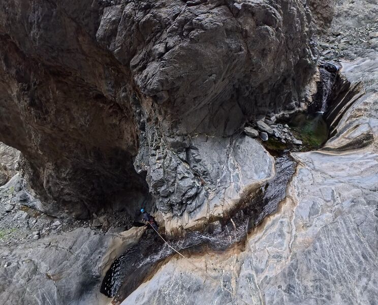 File:Willow Creek Canyon curvedrappel.jpg