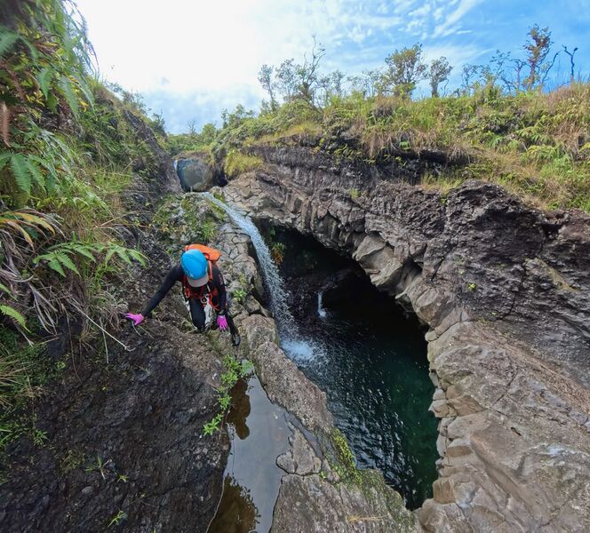 File:Emerald Canyon pothole.jpg