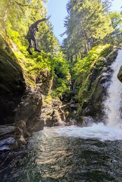 File:Kromona Creek r5-jump.jpg