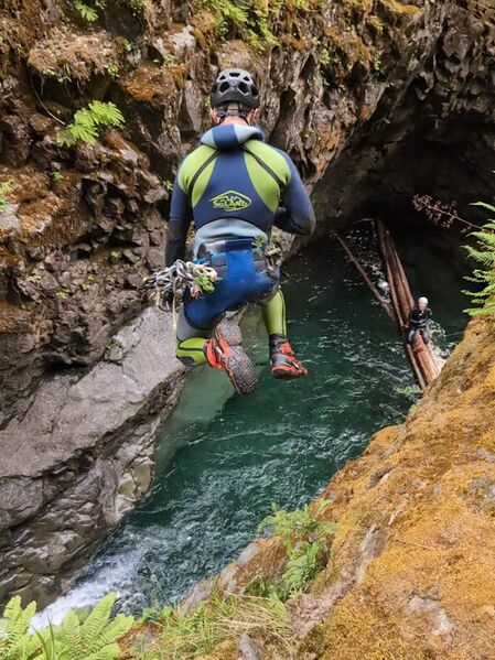 File:Panther Creek (Mount Rainier National Park) r6jump.jpg