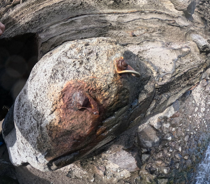 File:Cascade Cyrique bolts.jpg