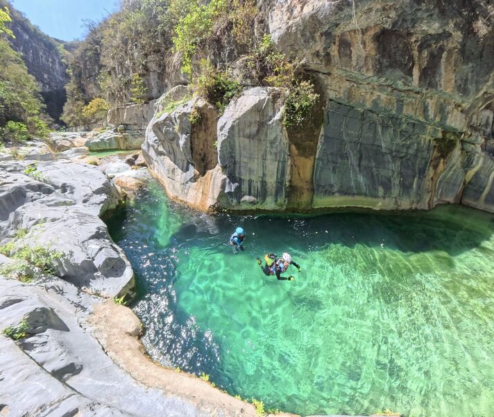 File:Matacanes lotsofswimming.jpg