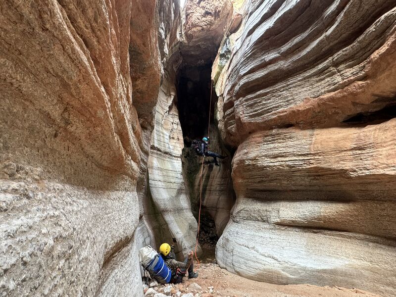 File:Matkatamiba Mauv Narrows rappel.jpg