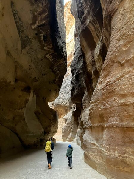 File:Al-Siq (Petra) concrete.jpg